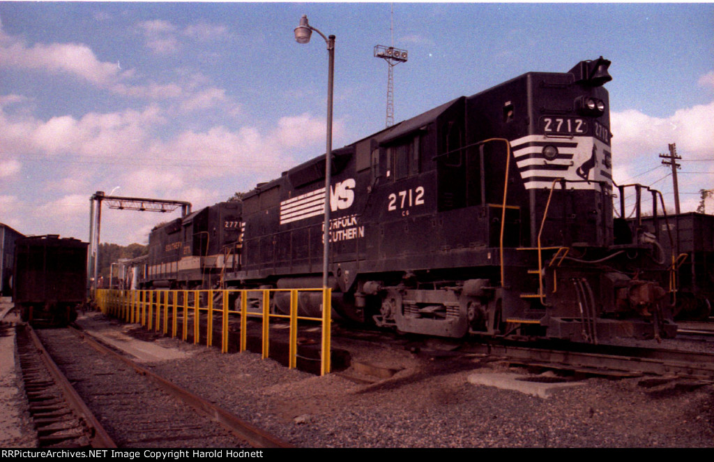 NS 2712 & SOU 2771 at the fuel racks